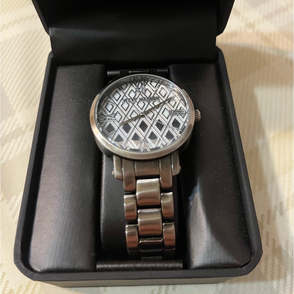Like new, Steve Madden dark gray aluminum women’s watch